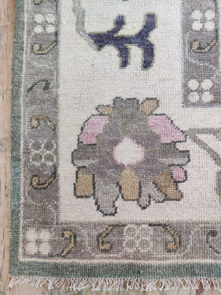 Vibrant Hand Knotted Carpet & Rugs
